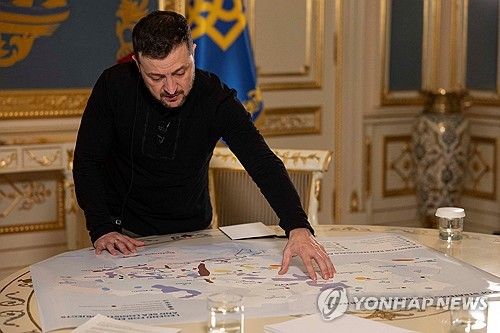 광물 지도 보여주는 젤렌스키 대통령