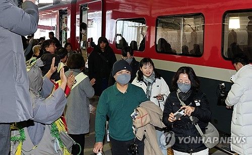 개통한 동해선 열차 관광객