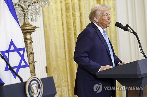 5일(현지시간) 미국 워싱턴DC 백악관에서 베냐민 네타냐후 이스라엘 총리와 공동 기자회견 중인 도널드 트럼프 대통령