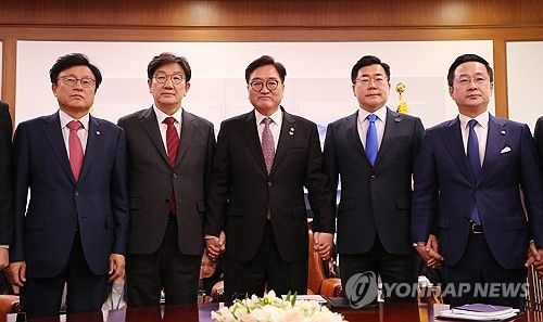 기념 촬영하는 국회의장과 양당 원내대표