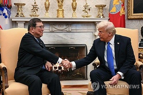 악수하는 미일 정상