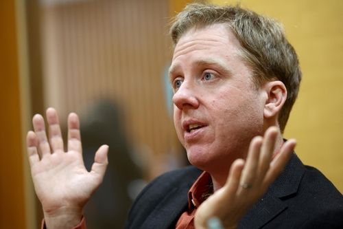 설명하는 브링리 