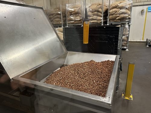 '출입금지' 길리안 공장의 헤이즐넛 보관소