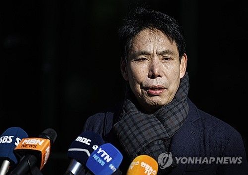 질문에 답하는 신문선 축구협회장 후보