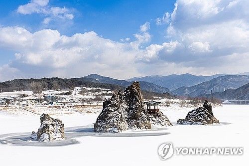 눈옷으로 갈아입은 단양 도담삼봉