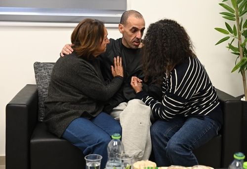 석방돼 어머니와 누나 만난 샤라비