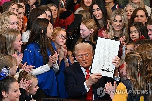 서명한 행정명령 들어보이는 트럼프 대통령