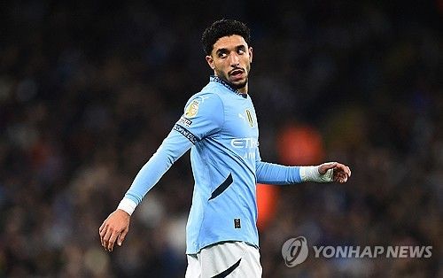 독일 프랑크푸르트에서 뛰다 잉글랜드 맨체스터 시티 유니폼을 입은 오마르 마르무시.