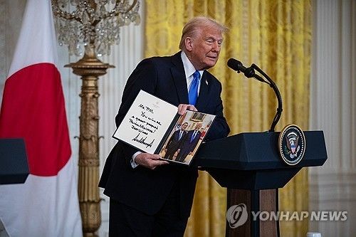 이시바 총리와 기자회견을 하고 있는 트럼프 대통령 