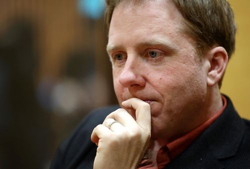 인터뷰 중인 작가 패트릭 브링리 