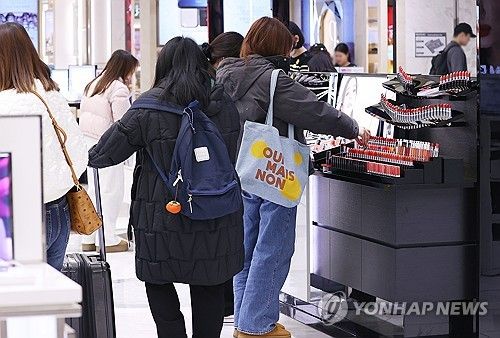 지난달 서울 시내 한 면세점에서 쇼핑하는 관광객들