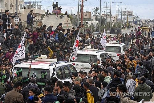인질 이송하는 적십자 차량 에워싼 가자지구 군중