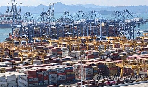 컨테이너 가득 쌓인 부산항 신항 부두