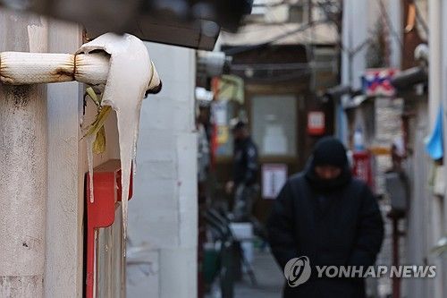 한파에 고드름이 얼어 있는 종로구 돈의동 쪽방촌