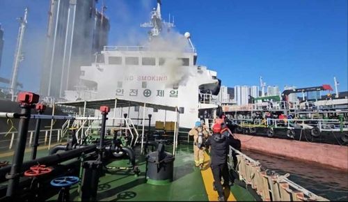 부산항 계류 선박에 불…인명 피해 없어