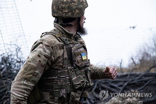 우크라이나 하르키우 지역 전선에서 싸우고 있는 부대원