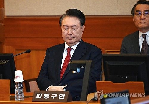 눈 감은 윤 대통령