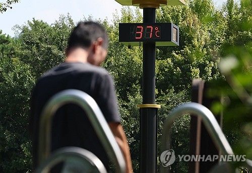 지난해 8월 19일 오후 서울 서초구 몽마르뜨 공원 온도계에 37도로 현재 기온이 표시되고 있다. [연합뉴스 자료사진]