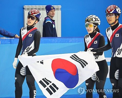 기뻐하는 쇼트트랙 혼성계주 대표팀