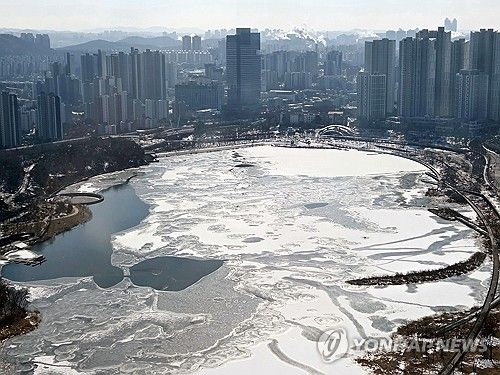 강추위에 얼어붙은 원천호수