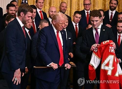 도널드 트럼프 미국 대통령(앞줄 가운데)