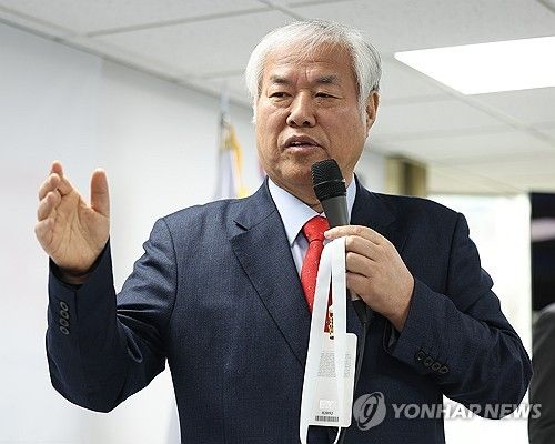 기자회견에서 발언하는 전광훈 목사