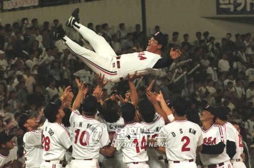1999 아시아야구선수권대회 우승 당시 헹가래를 받는 주성노 전 감독
