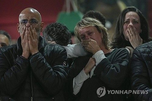 이스라엘 인질의 석방장면 생중계를 보고 오열하는 지인과 친척들