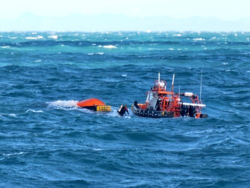 수색 도중 전복한 해경 단정