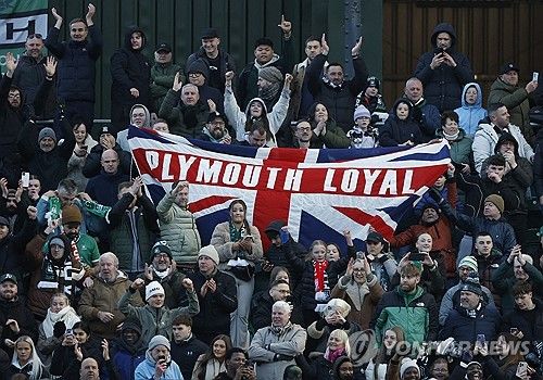 환호하는 플리머스 팬들