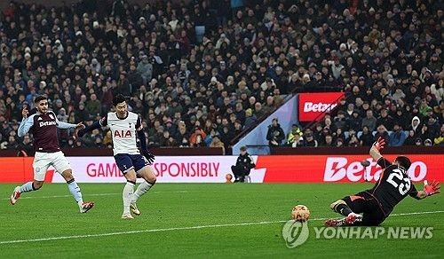 오른발 슈팅이 골키퍼 선방에 막힌 손흥민