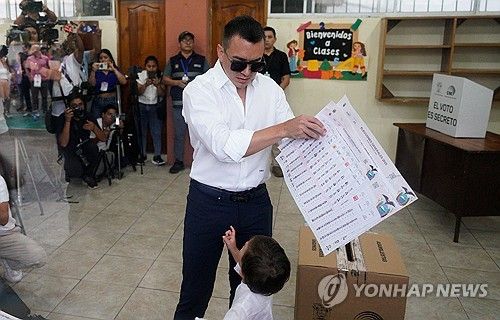 투표하는 에콰도르 대통령