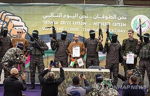 이스라엘 석방에게 감사인사를 강요하는 하마스