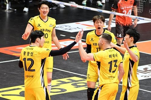 득점 후 함께 기뻐하는 KB손해보험 선수단