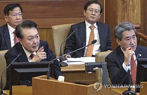 헌재 탄핵 심판 출석한 곽종근 전 특전사령관 증언 들은 뒤 발언하는 윤 대통령