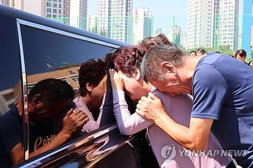 운구차량 못 보내는 대전용산초 심미영 선생님의 어머니와 아버지