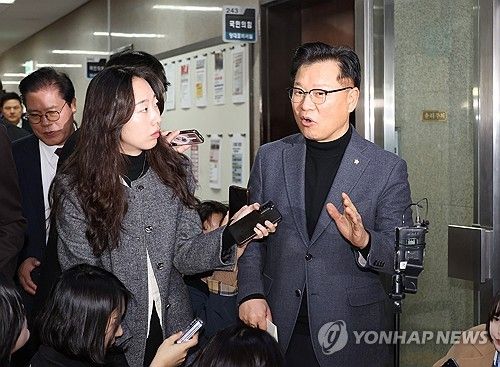 질문 받는 이양수 의원