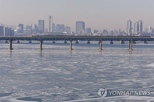 일주일째 이어진 입춘 추위, 서울 도심 한강 상류는 유빙 가득