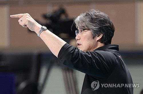 작전 지시 내리는 오기노 마사지 감독