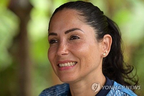 미소 짓는 루이사 곤살레스 후보