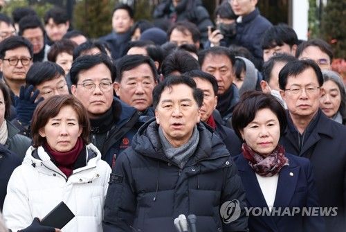 국민의힘 의원들, 관저 앞서 입장발표