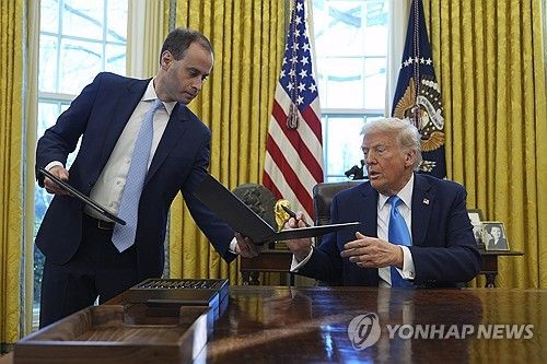 집무실서 행정명령 서명하는 트럼프 미국 대통령