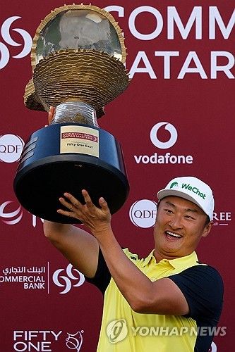 우승컵을 든 리하오퉁