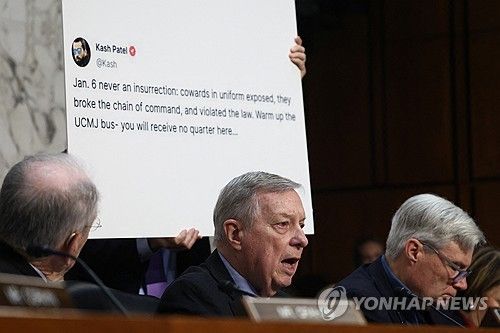 인사청문회에서 캐시 파텔 지명자에게 질문하는 딕 더빈 상원의원