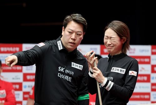 SK렌터카 강동궁(왼쪽)과 상의하는 히다 오리에