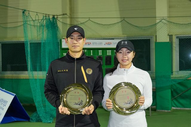 혼합 복식 우승 이정헌(왼쪽), 최서인.