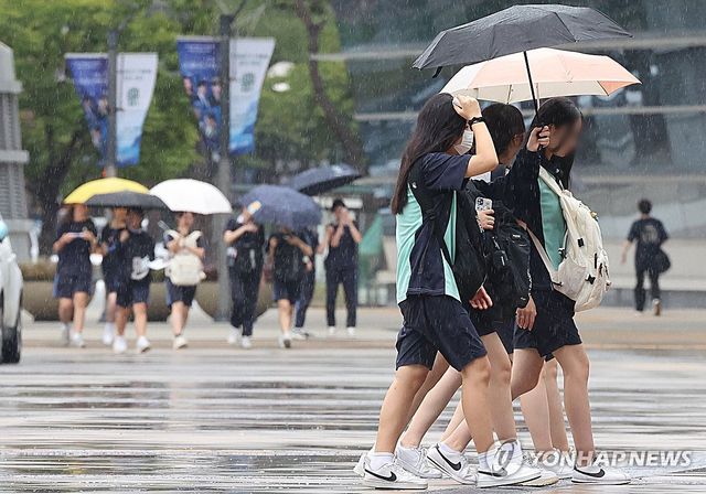 비 오는 날 등교하는 학생들. 