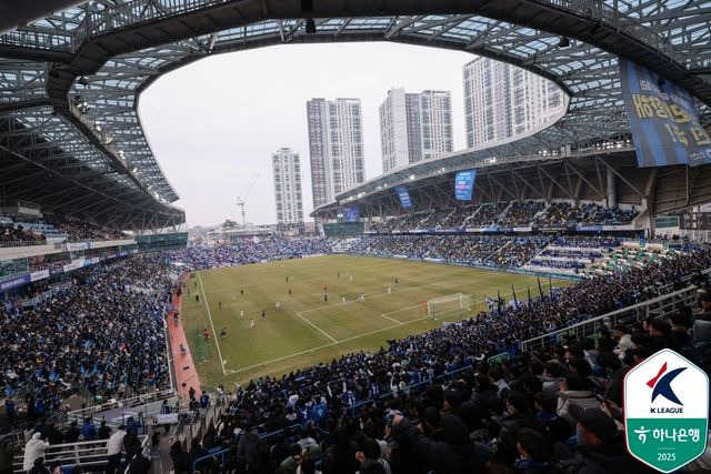 K리그2 단일 경기 최다 관중이 들어찬 인천축구전용경기장.