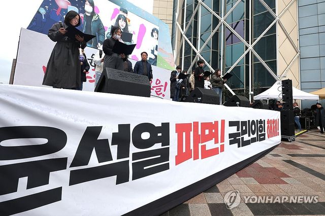 3·1 선언문 낭독하는 탄핵집회 참가자들