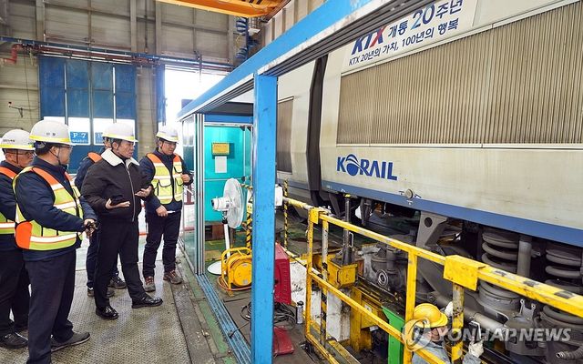 올해 설 설 앞두고 부산 철도차량정비단서 KTX 정비현황 살피는 한문희 코레일 사장